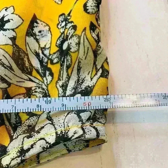 Liz Claiborne size medium gold with black white florals sleeveless button up top - Picture 4 of 5